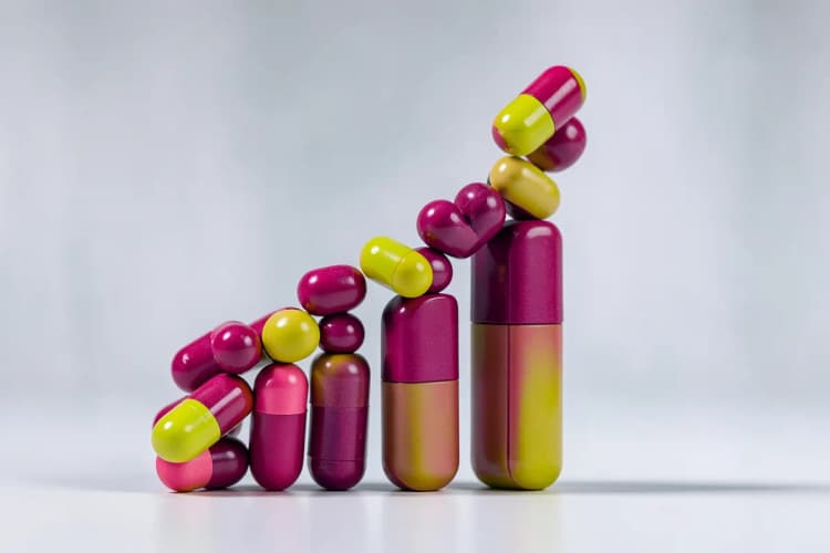 Um gráfico de barras ascendente feito de comprimidos e cápsulas de suplementos, simbolizando crescimento.