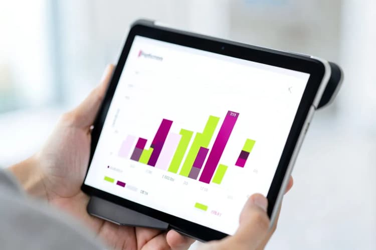 Gráfico de barras em um tablet mostrando resultados de desempenho.
