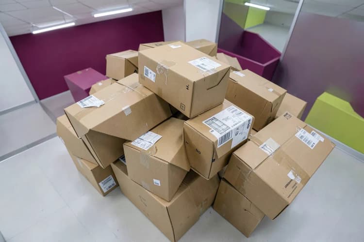 Vários pacotes com etiquetas de envio rasgadas e amassadas.