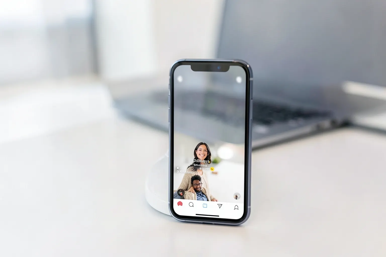 Um smartphone exibindo um feed de mídia social com um anúncio em vídeo de um criador de conteúdo, com ícones de curtidas e comentários visíveis.